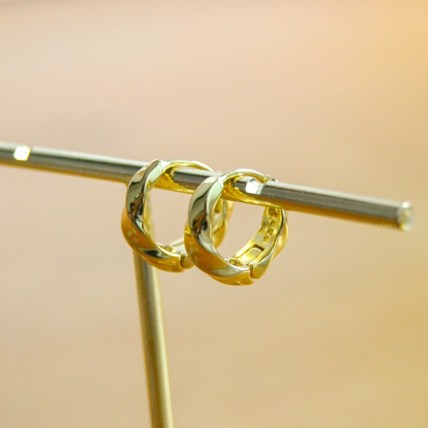 Zierliche Wave Creolen | Goldene Ohrringe