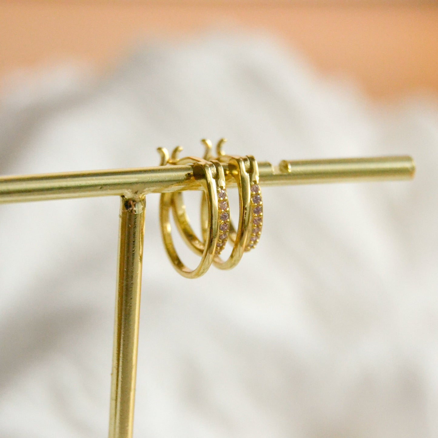 Creolen mit Rosensteinen | Goldene Ohrringe