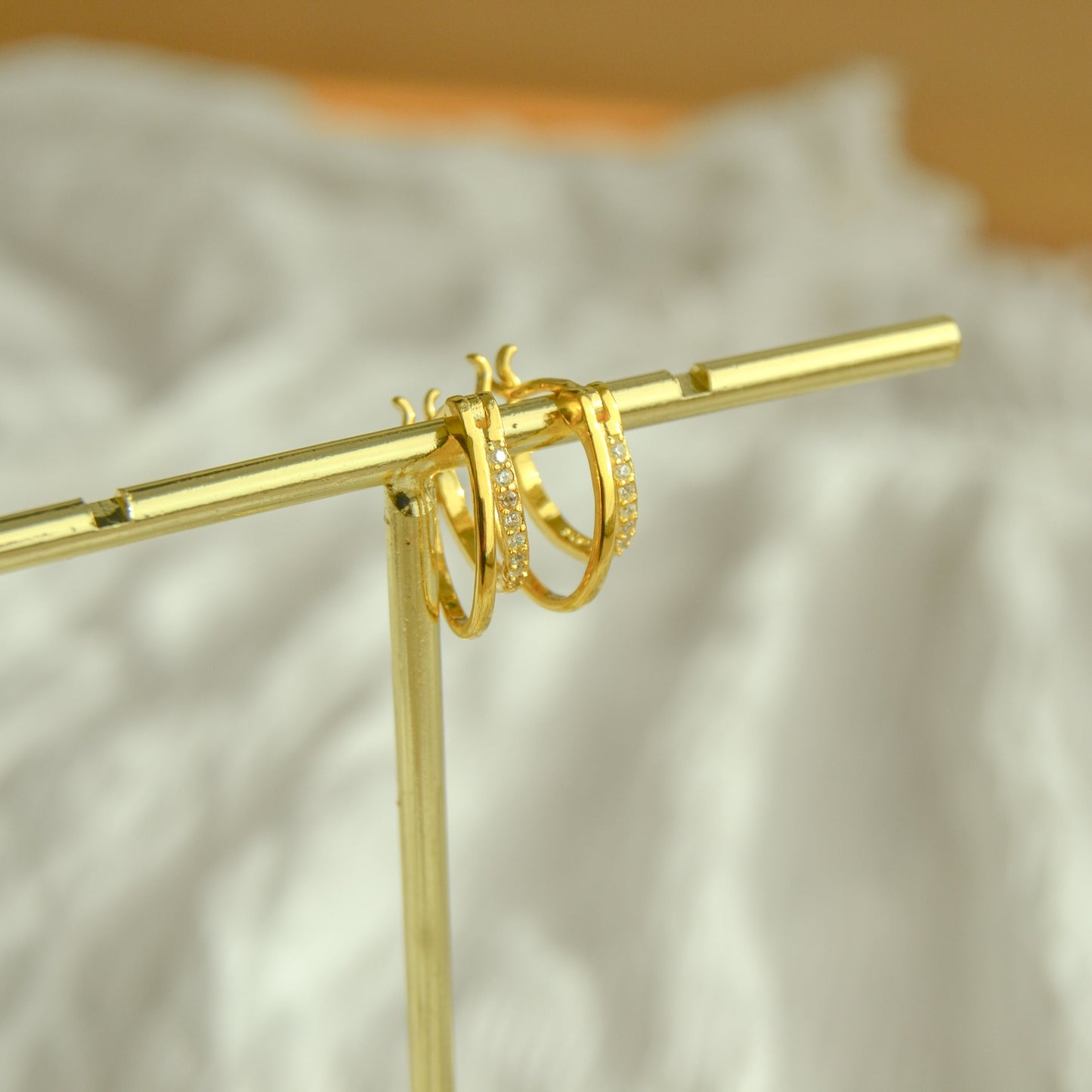 Creolen mit klaren Steinen | Goldene Ohrringe