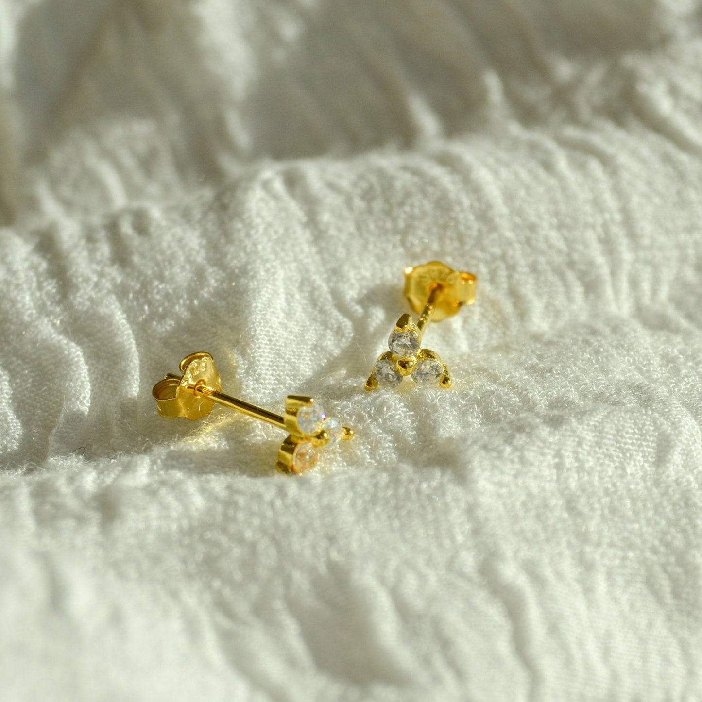 Zierliche Ohrstecker mit weißen Steinen | Goldene Ohrringe